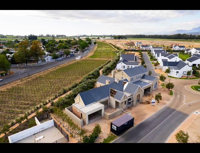 4 BEDROOM FREEHOLD FOR SALE IN PAARL VALLEIJ LIFESTYLE ESTATE